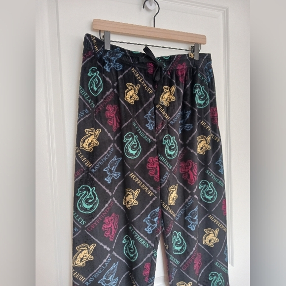 Harry Potter - Relaxed Lounge Pants! - Picture 3 of 7